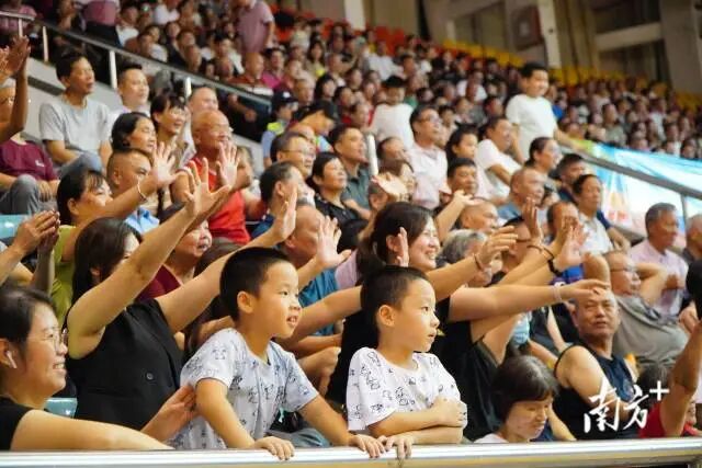 球迷的欢呼声一浪盖过一浪。 球迷的欢呼声一浪盖过一浪。