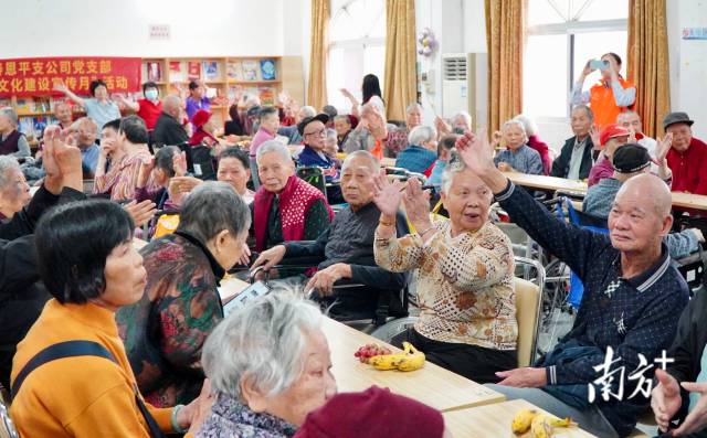 现场气氛热烈。 现场气氛热烈。