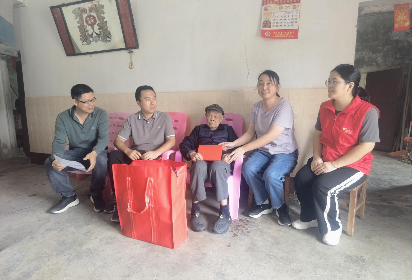 情暖重阳节，温暖百岁老兵心 