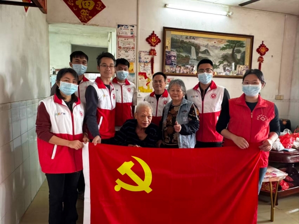 市中医党员志愿服务队深入君堂镇边远山村开展入户义诊及基层带教活动。_副本.jpg