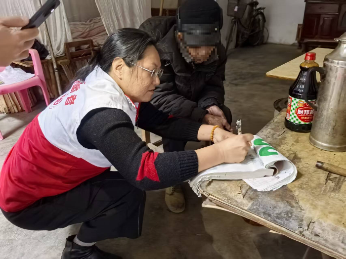 市信访局党组书记、局长吴坚立带队到沙湖镇那梨村委会开展“关爱特殊群体”慰问活动 