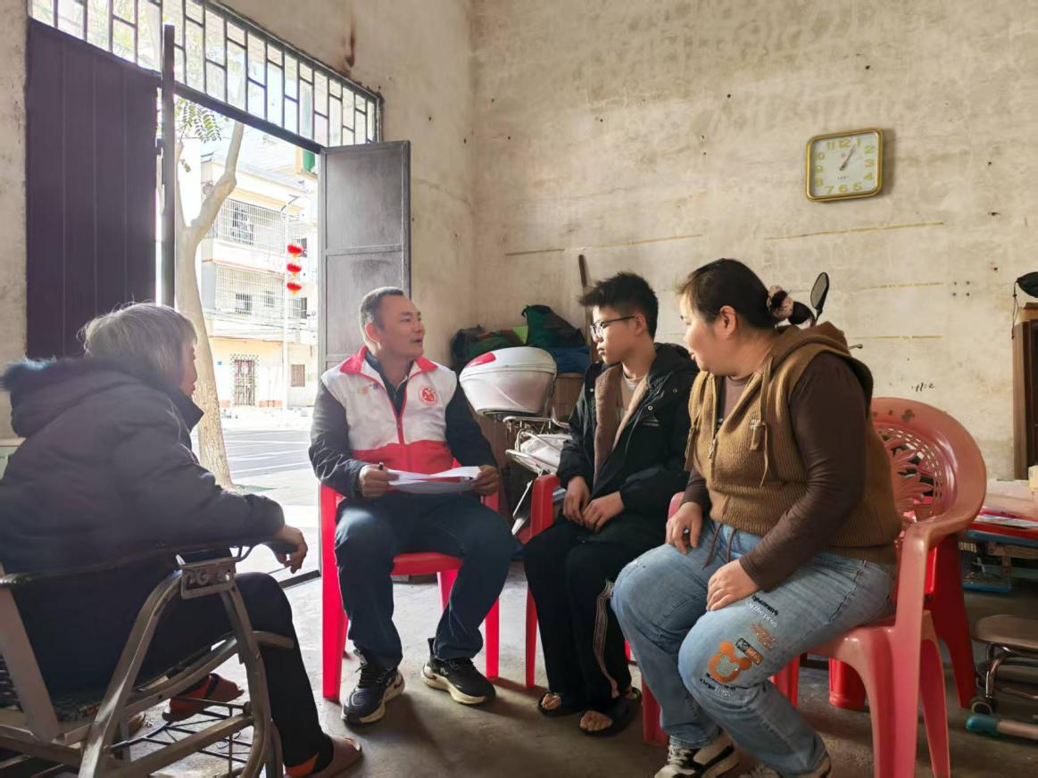 寒冬家访暖人心 家校携手护平安