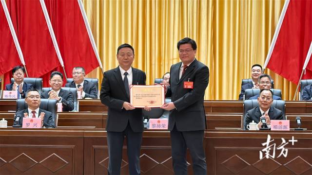 陈小平当选恩平市人民政府市长。南方+ 周柳妤 拍摄