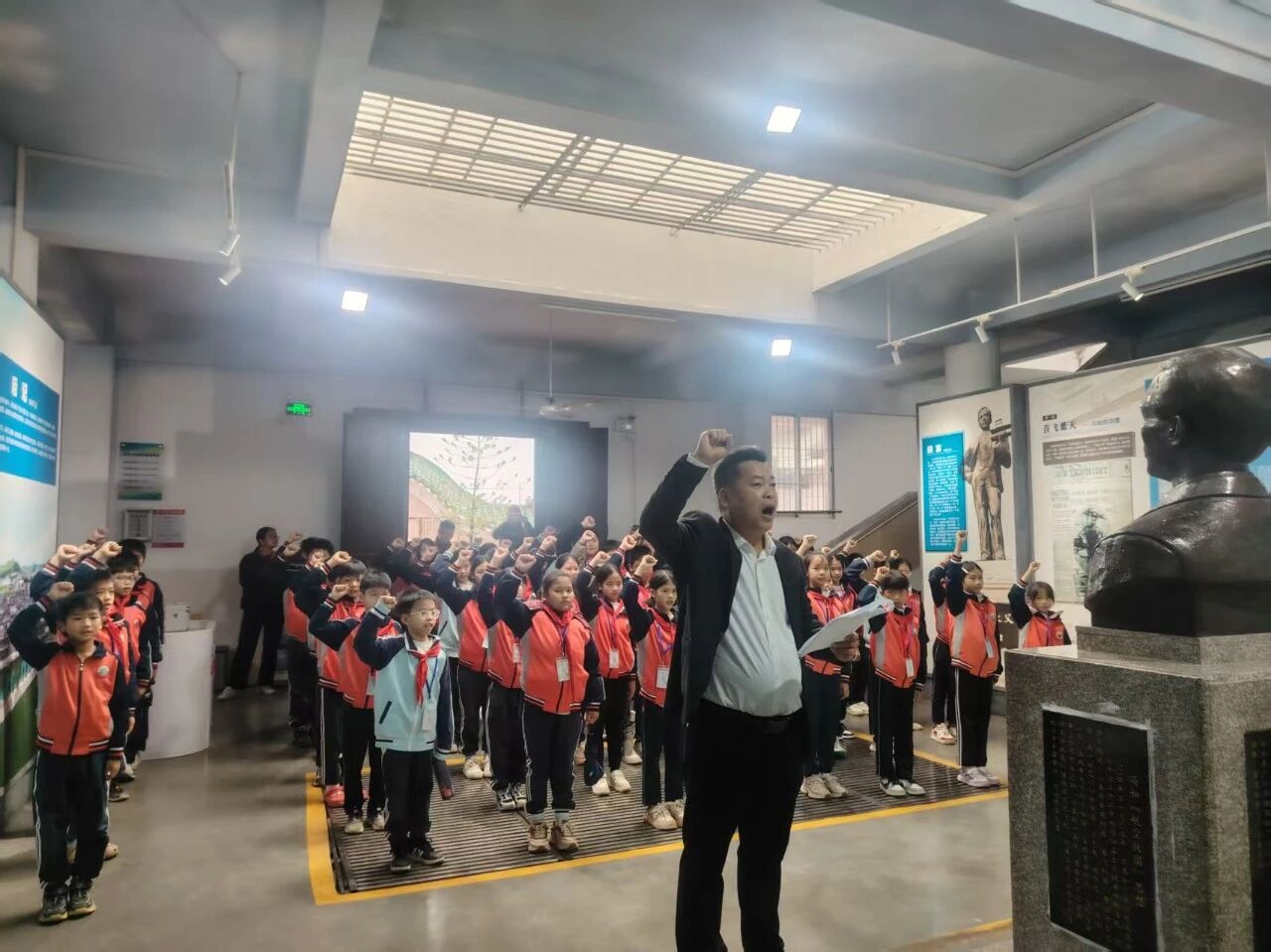 驭风逐梦 强国有我 | 牛江镇中心小学在冯如文史馆上第一堂思政课