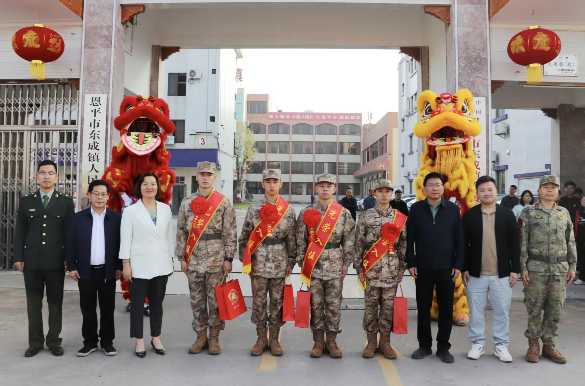 镇领导与新兵合影留念.jpg