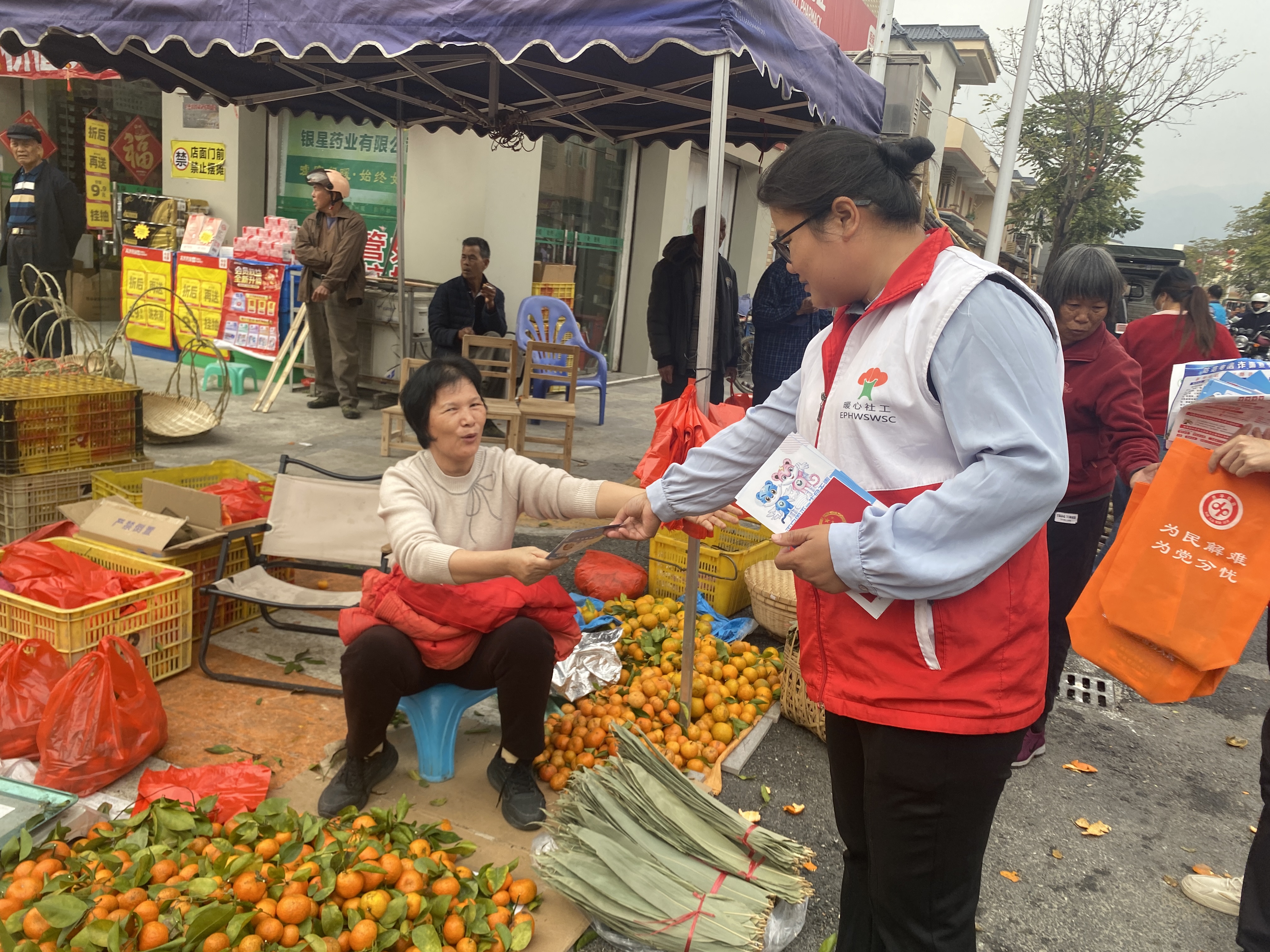 圩日向商户开展诚信宣传.jpg