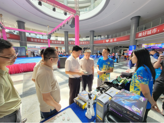 恩平举办全国科技活动周和全国科技工作者日宣传活动