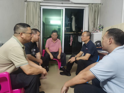 树牢正确政绩观 夜访民情办实事