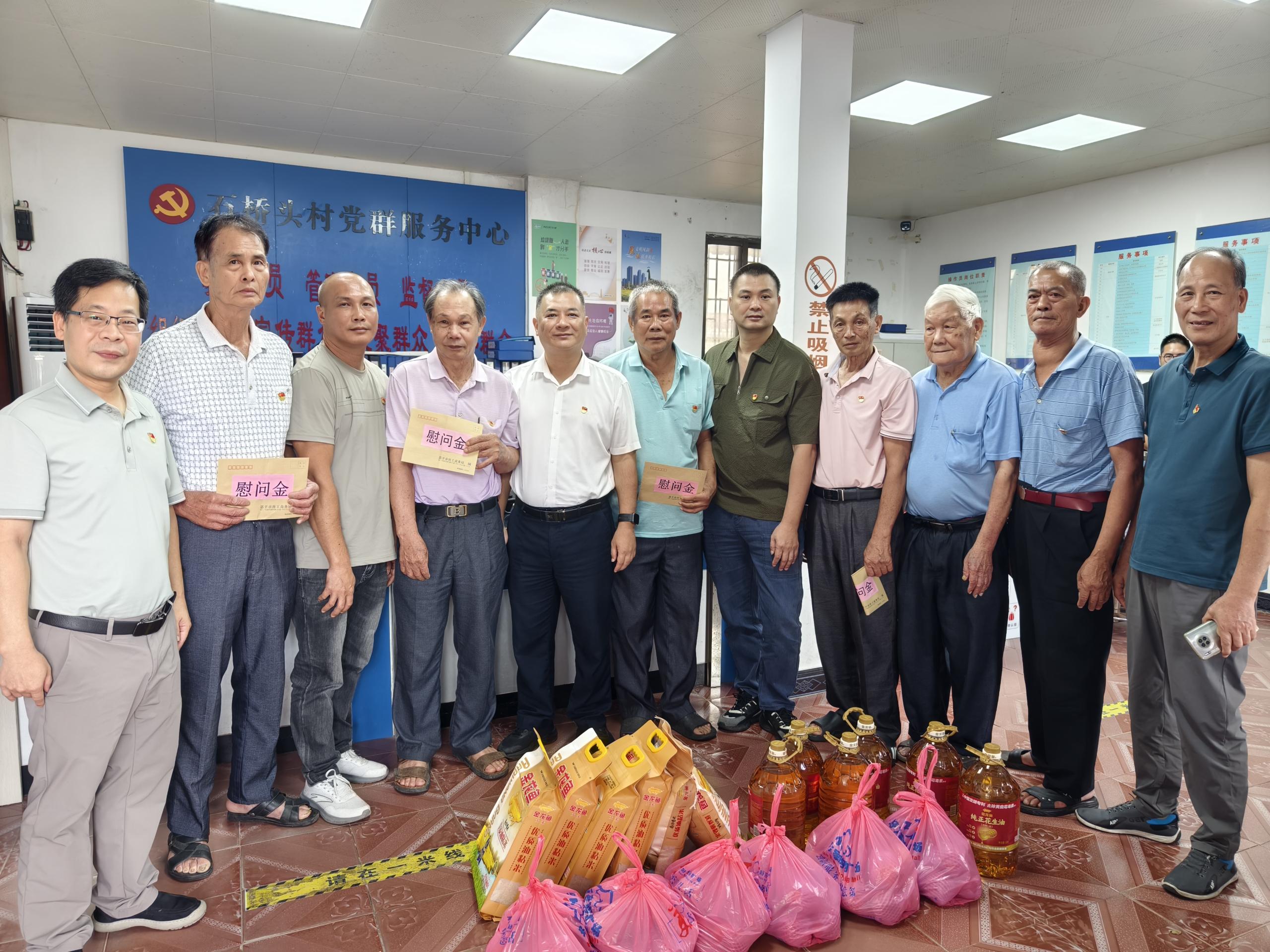 市科工商务局联合市电声行业协会到东成镇石桥头村开展庆“七一”党建联建活动