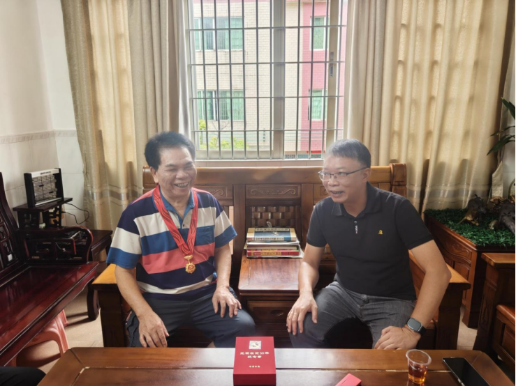 岁月映初心 荣光暖人心—市应急管理局为老党员颁发“光荣在党50年”纪念章