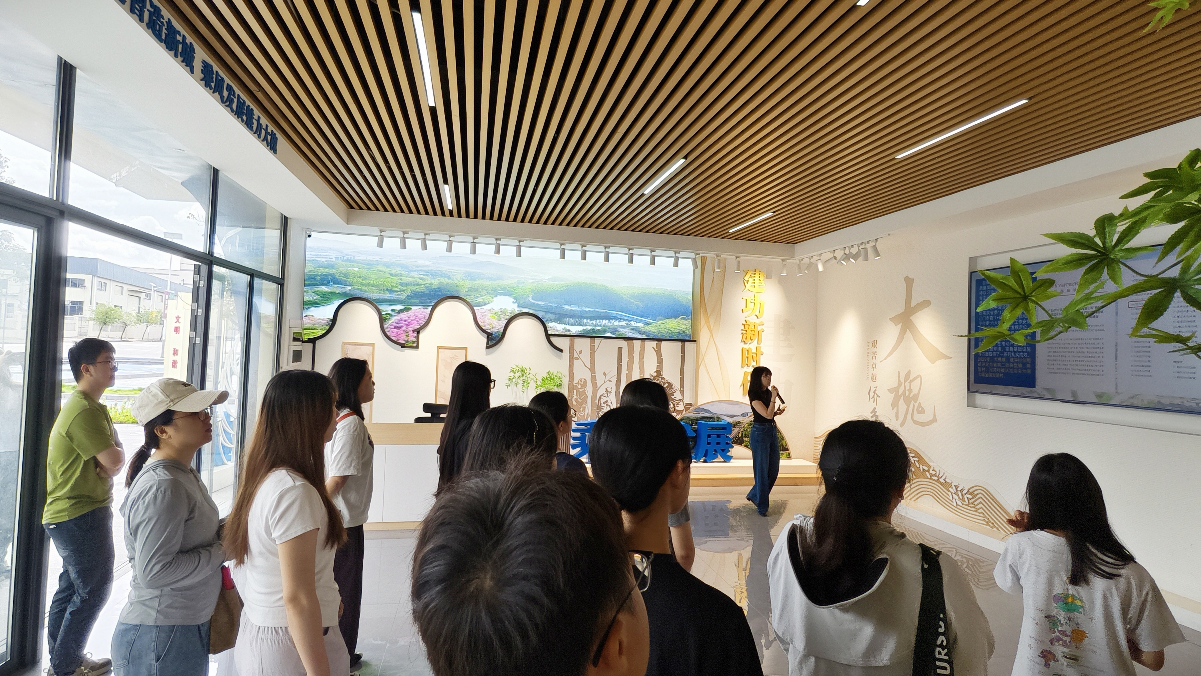 参观美丽客厅.jpg