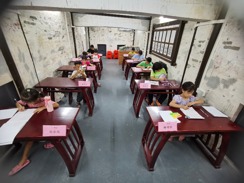 孩子们在认真学习.jpg