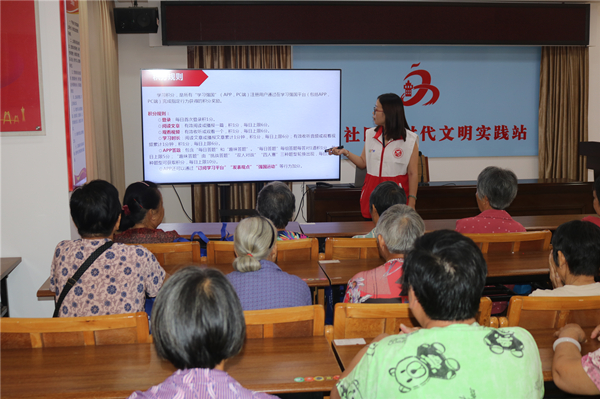 2.志愿者耐心讲解“学习强国”学习平台的积分规则_副本.jpg