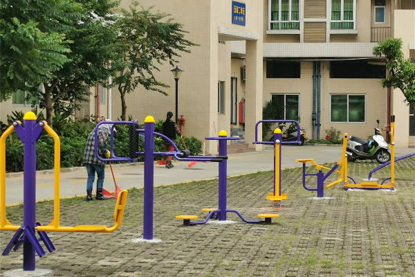 10月25日+保障性住房小区+体育健身器材.jpg