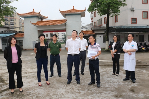副本3、在君堂镇江洲卫生院调研.jpg