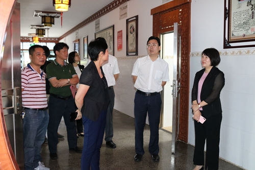 副本2、在君堂镇中心卫生院调研.jpg