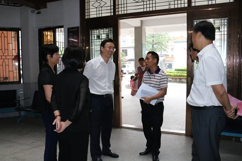 副本4、在君堂镇江洲卫生院调研.jpg