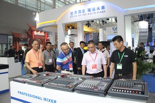 副本1市委常委关凯宁和展会主办方一行在走访参展企业.jpg 副本1市委常委关凯宁和展会主办方一行在走访参展企业.jpg