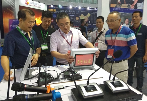 副本3市委常委关凯宁一行在走访参展企业.jpg 副本3市委常委关凯宁一行在走访参展企业.jpg