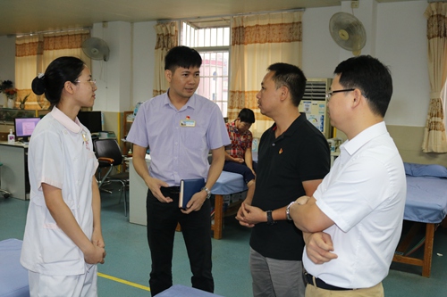 副本1市卫生计生局副局长李华汉(右二)对江门市残联康复医院恩平分院党建工作提出指导意见.jpg 副本1市卫生计生局副局长李华汉(右二)对江门市残联康复医院恩平分院党建工作提出指导意见.jpg