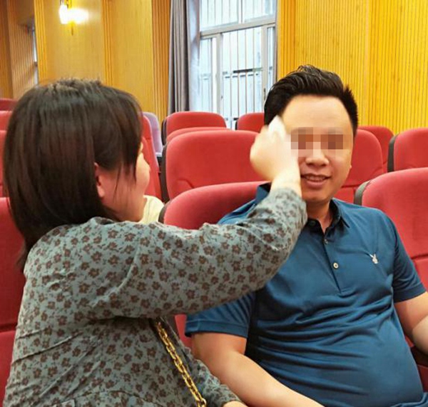 副本10.准妈妈为丈夫擦汗.jpg 副本10.准妈妈为丈夫擦汗.jpg