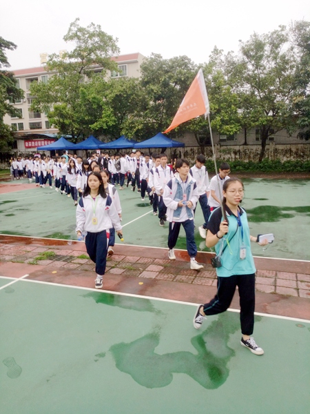 副本1整齐有序的参观队伍.jpg