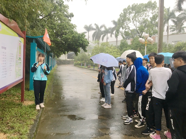 副本2学生导游介绍学校的概况.jpg
