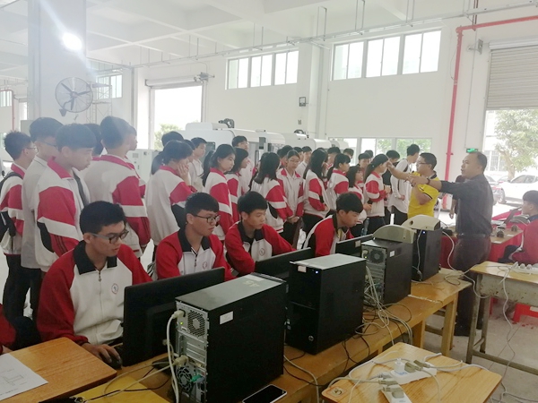 副本3机械专业部为参观的同学解说.jpg