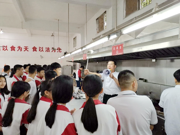 副本7烹饪专业老师为参观的同学解说.jpg