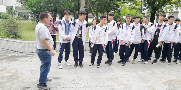 副本8电子专业部为参观的同学解说.jpg