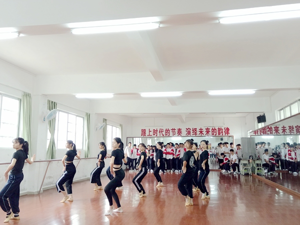 副本10学前教育部舞蹈班同学表演节目.jpg