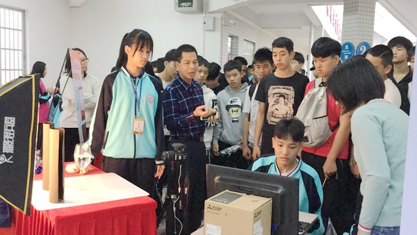 副本12初三同学观摩实操演示.jpg