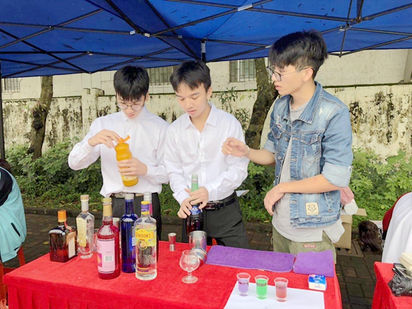副本13旅游专业部调酒演示.jpg