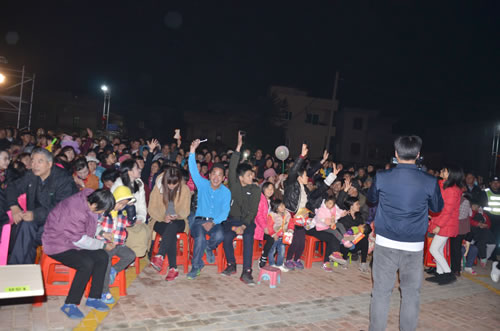 9现场观众踊跃互动抢答.jpg 9现场观众踊跃互动抢答.jpg