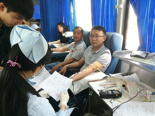 副本2镇委副书记、镇长刘博熙献血.jpg