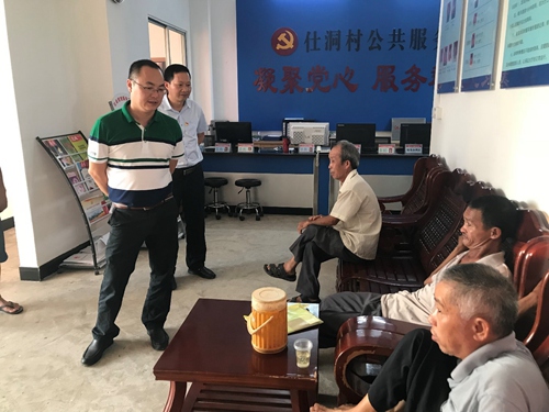 副本8镇委书记冯亮稂到仕洞村委会了解转移人员安置情况.jpg
