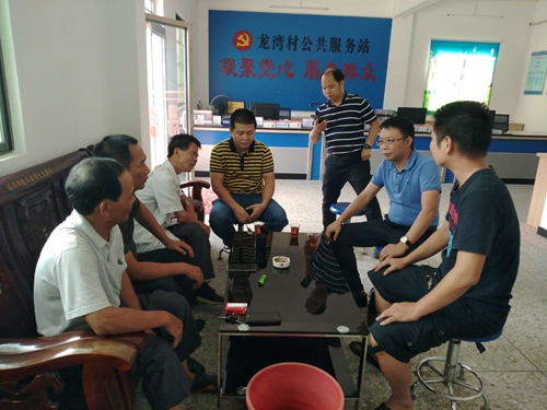 副本11到龙湾村委会指导防风工作.jpg
