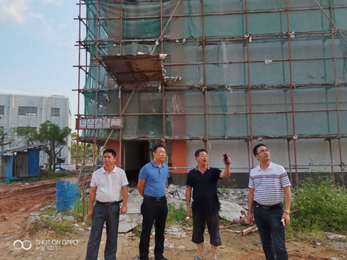 副本13到方寿林中小学综合实践基地检查防风工作.jpg