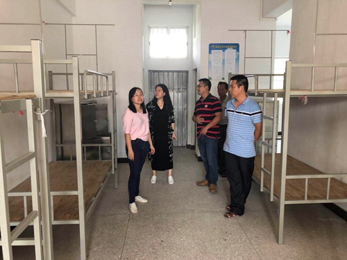 副本18副镇长何莲华到冯如纪念中学检查台风临时安置点落实情况.jpg