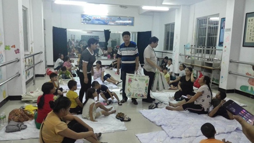 副本5安置点发放保暖衣物.jpg