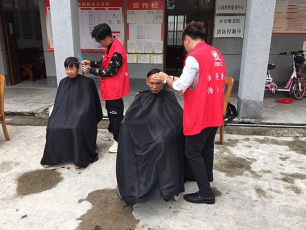 副本11党员义工开展“爱心义剪”志愿服务.jpg 副本11党员义工开展“爱心义剪”志愿服务.jpg
