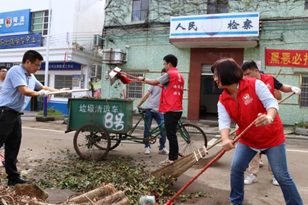 副本12党员义工参与台风灾后清障复产行动.jpg 副本12党员义工参与台风灾后清障复产行动.jpg