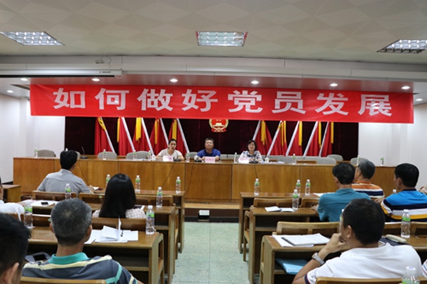 副本16结合镇委党校开展理论学习.jpg 副本16结合镇委党校开展理论学习.jpg
