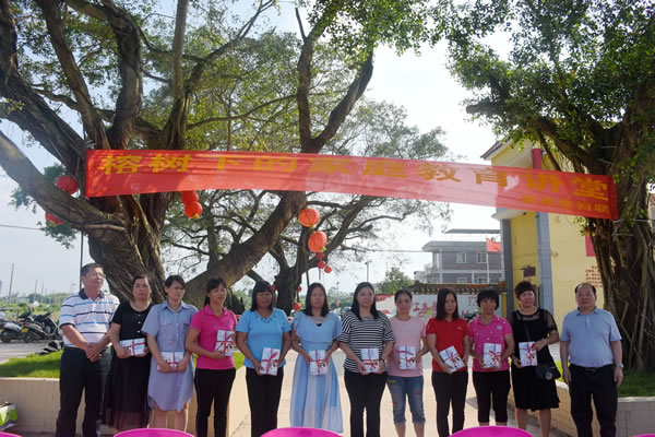 2.向儿童家长赠送家庭教育读本.jpg 2.向儿童家长赠送家庭教育读本.jpg