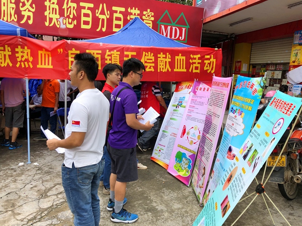 副本7.活动吸引过往群众驻足观看宣传展板内容.jpg 副本7.活动吸引过往群众驻足观看宣传展板内容.jpg