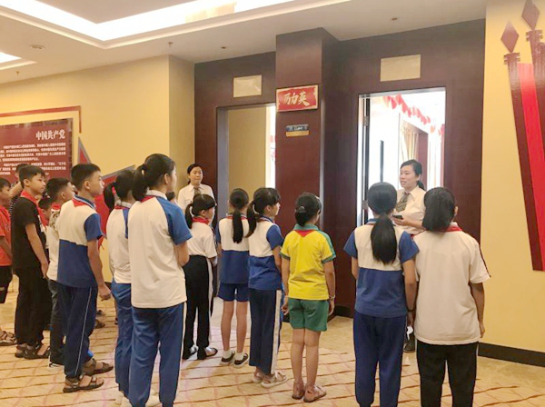 副本3 盛林生态旅游公司党支部书记黄康怡为大家介绍了红色主题餐厅的建设理念.jpg 副本3 盛林生态旅游公司党支部书记黄康怡为大家介绍了红色主题餐厅的建设理念.jpg