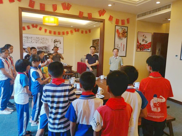 副本4 小学生们在红色主题餐厅内参观.jpg 副本4 小学生们在红色主题餐厅内参观.jpg