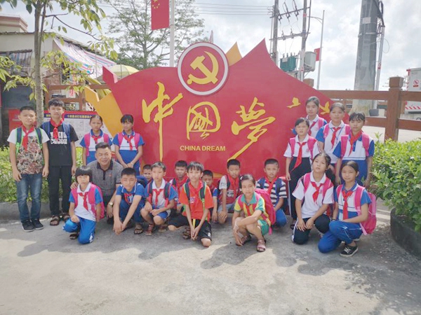 副本6 小学生们合影.jpg 副本6 小学生们合影.jpg