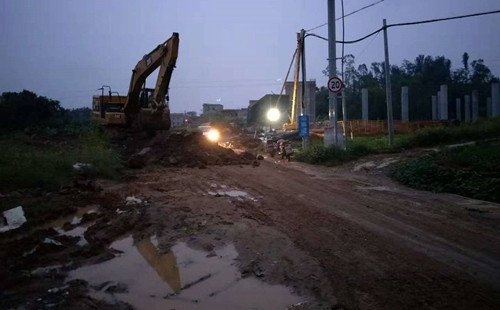 副本2高速公路项目部对问题路段进行连夜抢修.jpg 副本2高速公路项目部对问题路段进行连夜抢修.jpg