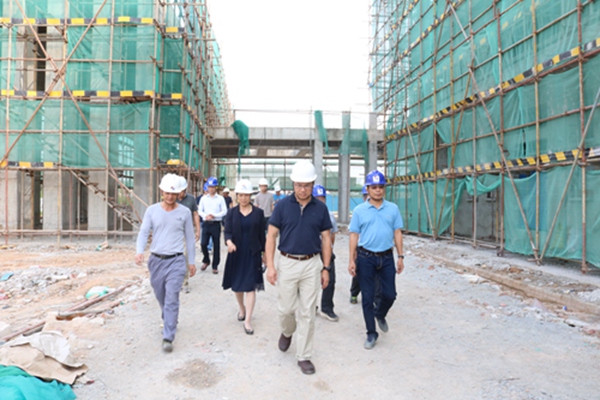 副本1、市委书记谢超武在大槐镇中心卫生院易址迁建项目现场了解项目进展情况.jpg 副本1、市委书记谢超武在大槐镇中心卫生院易址迁建项目现场了解项目进展情况.jpg